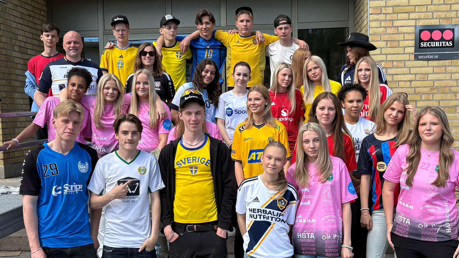 Ett 20-tal elever i fotbollströjor