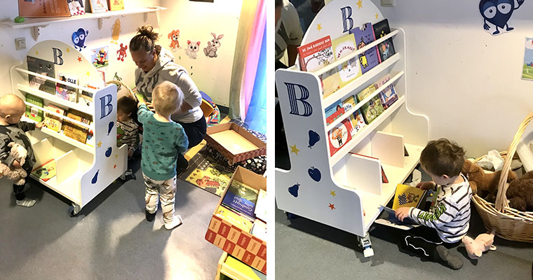 Barn tar emot böcker på Tjäderns förskola.