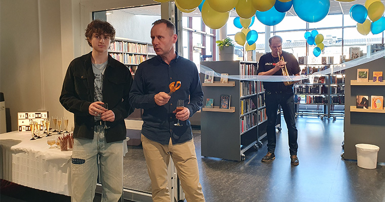 Två personer framför ett invigningsband.