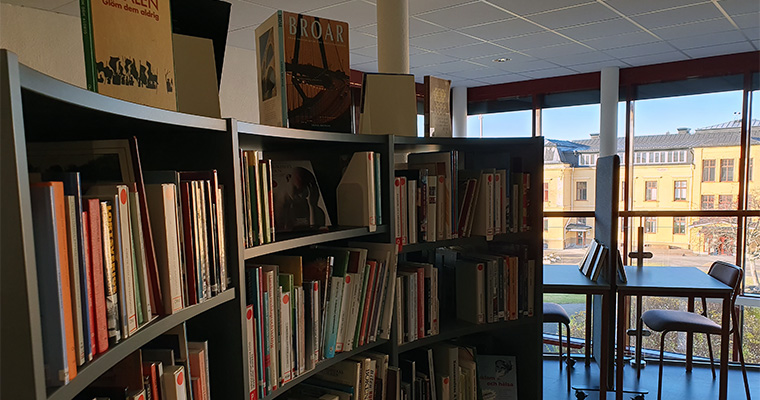 Böcker i ett bibliotek.
