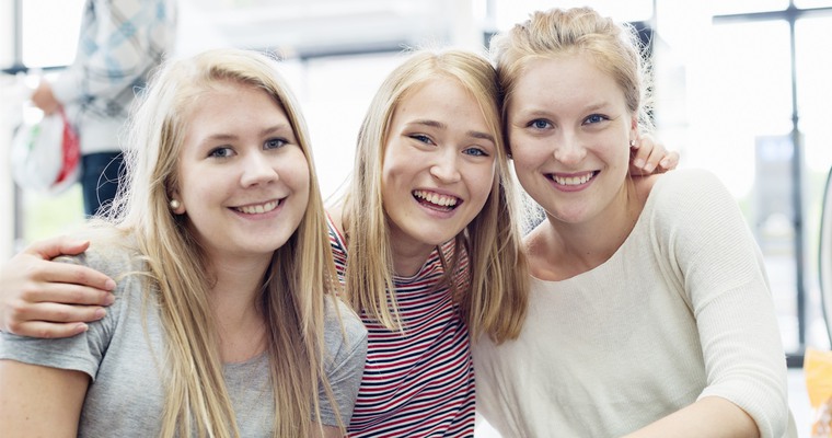 En grupp med tre unga tjejer