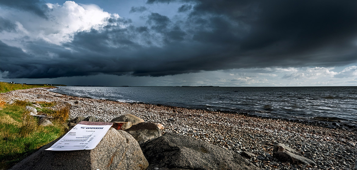 Moln över en strand.
