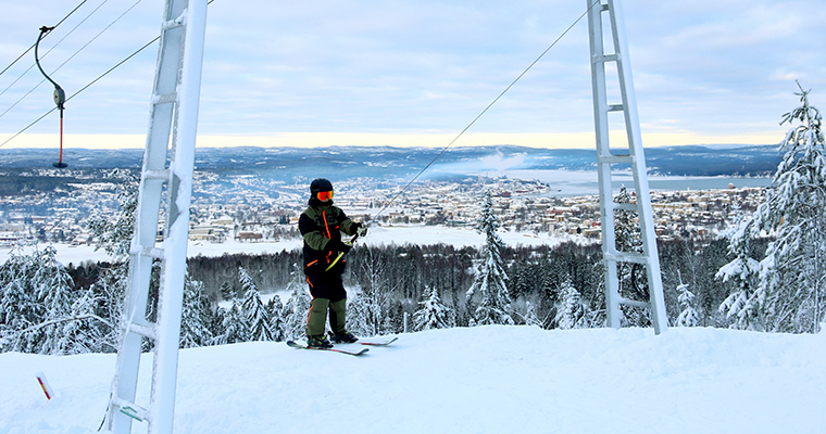 Ett barn åker lift på vårdkasen.