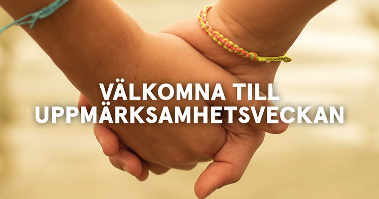 Två barnhänder som håller i varandra.