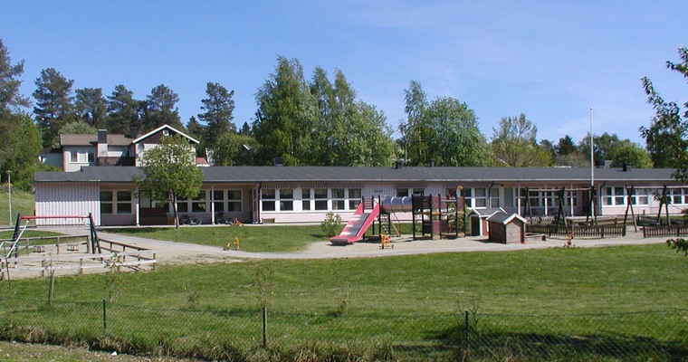 Bondsjö förskola är rosa med vita detaljer. Förskolan är avlång och på gården finns både gungor, klätterställning med rutchkana, lekhus med mera. 