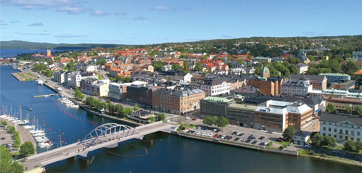 Flygbild där en skiss av en bro är inmonterad