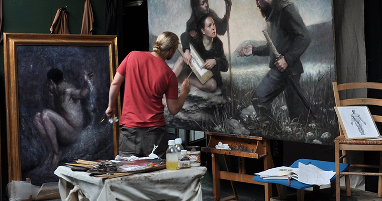 Fotografi där konstnären Per Elof Ricklund målar i en ateljé.