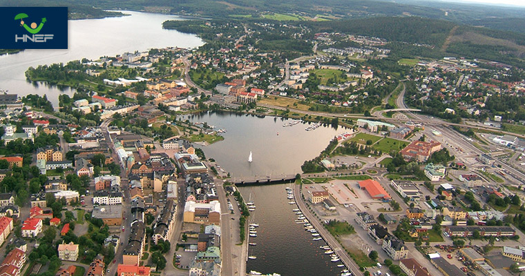 En flygbild över Härnösand och logotypen för HNEF.