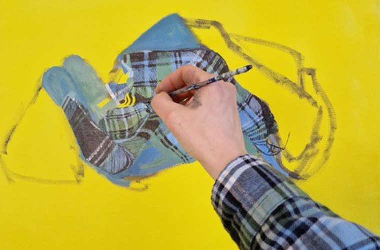 Konstnären Linnéa Therese Dimitrious pågående arbete i ateljén.