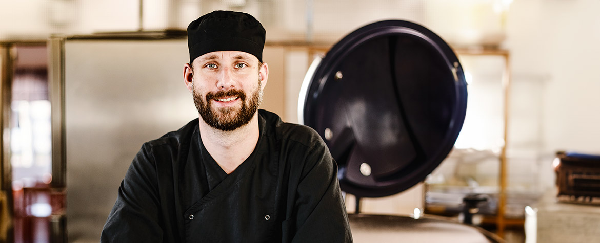 En man i storköket.