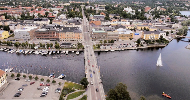 flygbild över ett sund i stadsmiljö. över sundet går en bro.