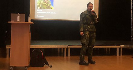 kvinnlig soldat föreläser inomhus