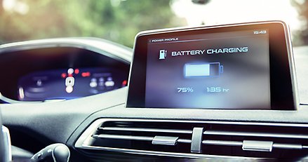 Display från en bil med bild och text battaery charging