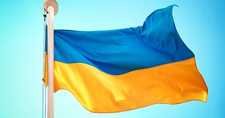 Ukrainas flagga som vajar på en flaggstång.